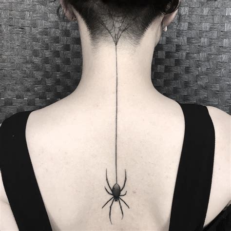 Tatuaje araña espalda